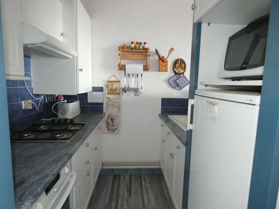 Appartement 2 Pièces Cabine, Front de Mer, Parking, 4 Pers - FR-1-328-169 Cabin in La Grande-Motte