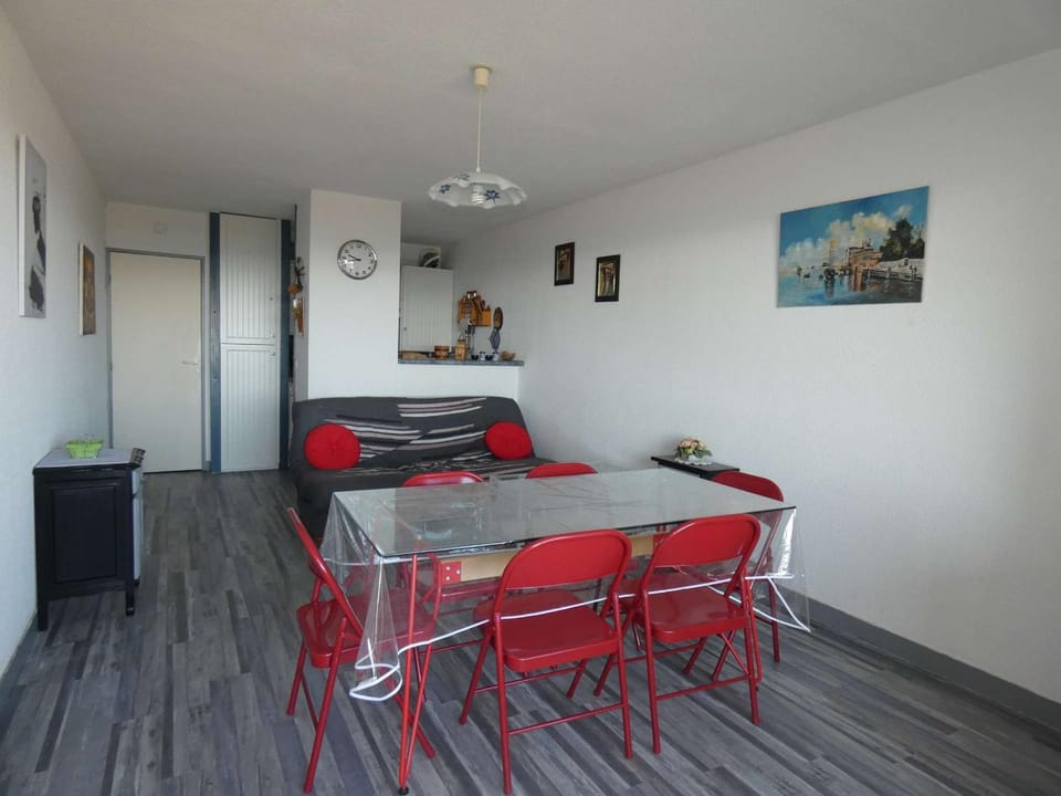 Appartement 2 Pièces Cabine, Front de Mer, Parking, 4 Pers - FR-1-328-169 Cabin in La Grande-Motte