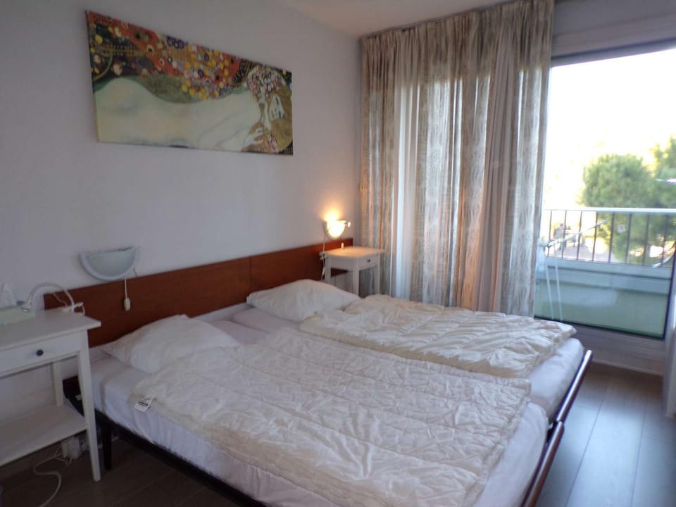 Appartement T2 Cabine, Piscine, Proche Plage et Commerces, Quartier Animate, Garage Inclus - FR-1-328-207 Cabin in La Grande-Motte