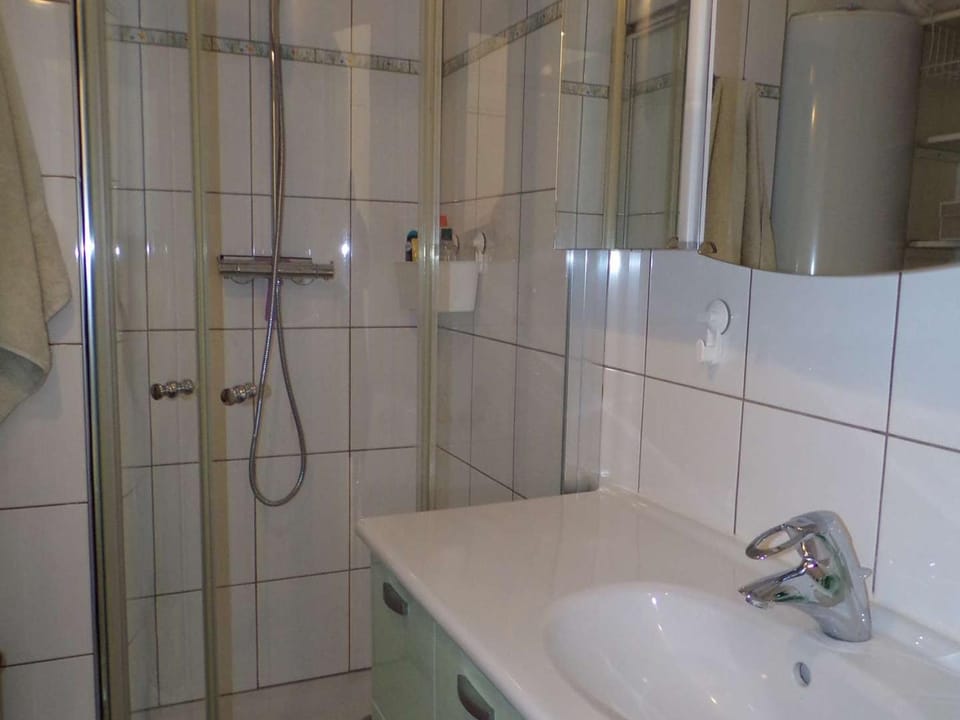 Appartement T2 Cabine, Piscine, Proche Plage et Commerces, Quartier Animate, Garage Inclus - FR-1-328-207 Cabin in La Grande-Motte