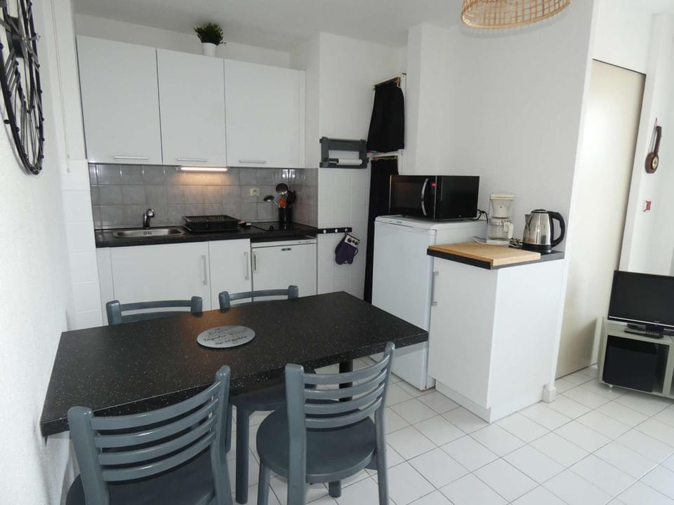 2 Pièces avec Piscine, Proche Plage et Commerces, Quartier Calme avec Parking Privé - FR-1-328-145 Apartment in La Grande-Motte