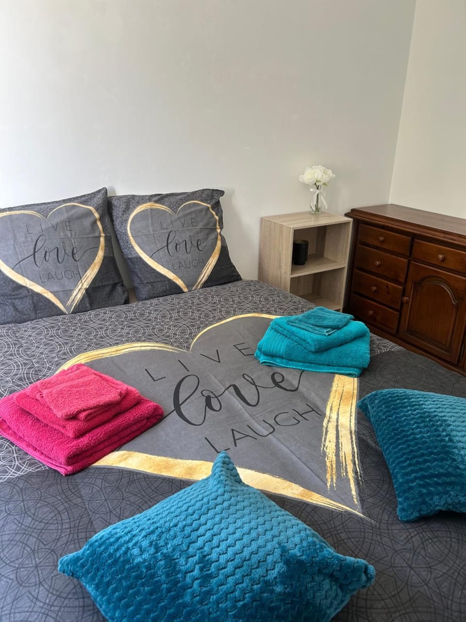 Bed, Photo of the whole room, towels