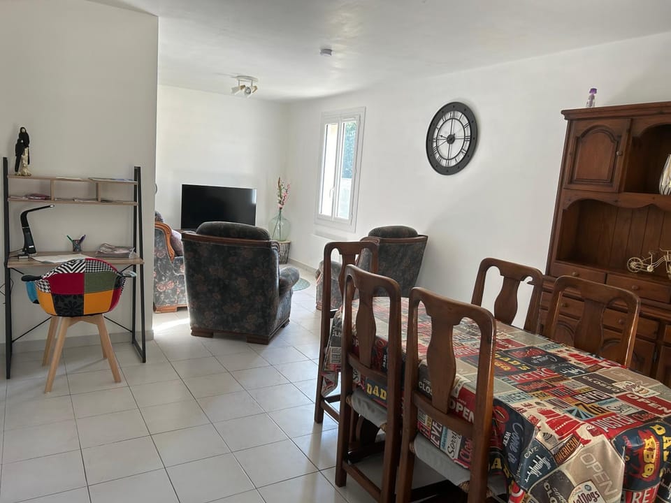 Communal lounge/ TV room, TV and multimedia, Seating area, Dining area
