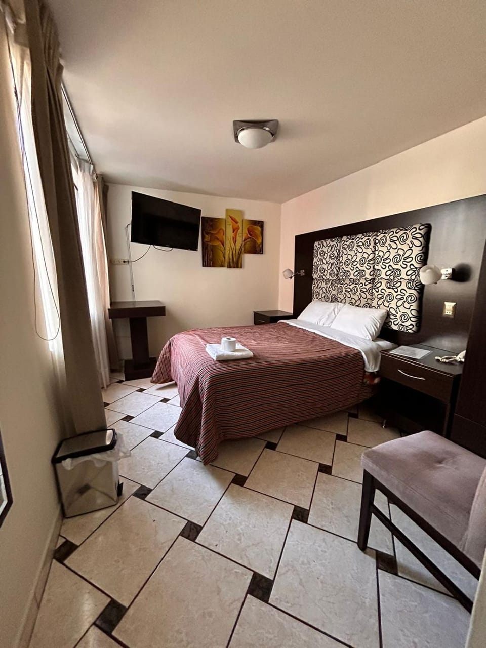 Bed, TV and multimedia, Photo of the whole room, Bedroom