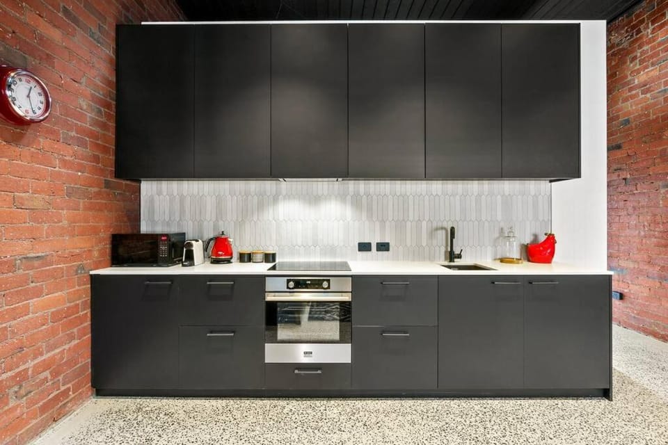 Coffee/tea facilities, Kitchen or kitchenette, oven, stove
