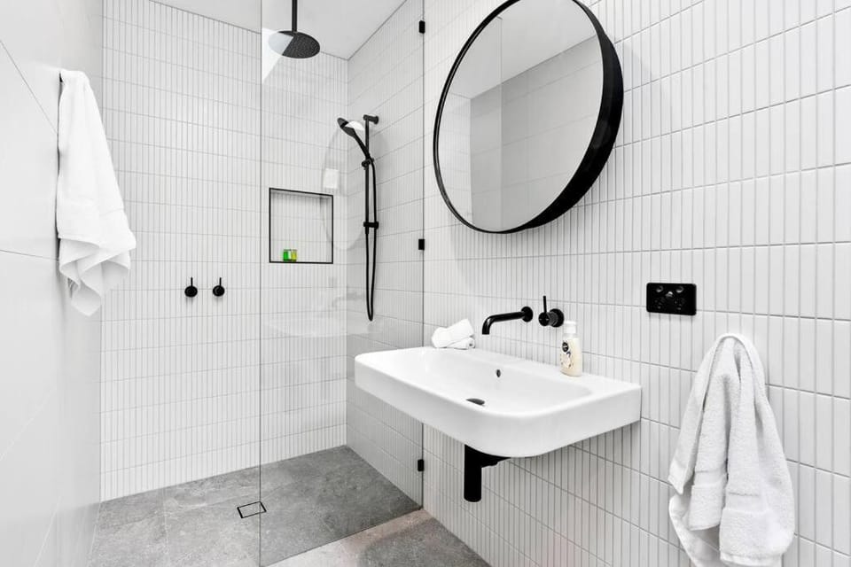 Shower, Toilet, Bathroom, towels