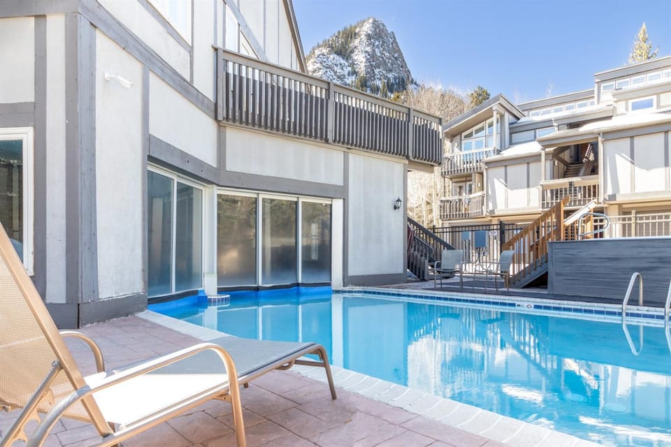 Great Location Spacious Condo Pool and Hot Tubs Apartment in Frisco