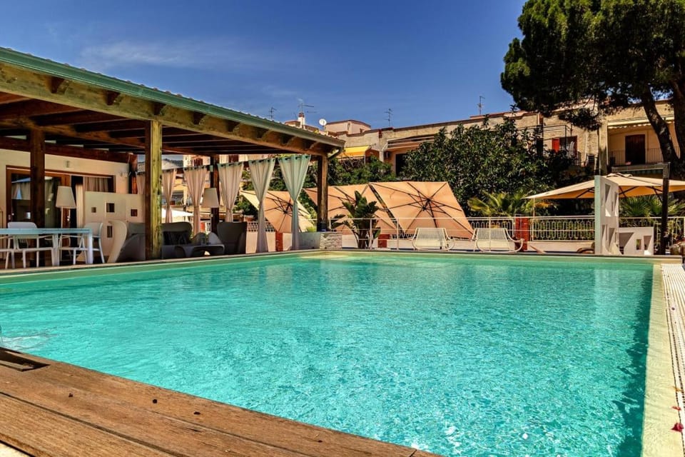 Property building, Day, Pool view, Swimming pool, Swimming pool, sunbed