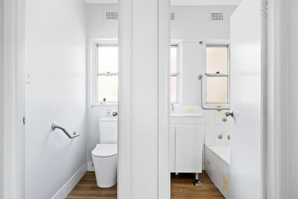 Classic Double Room - Centrally Located at Narwee - Shared Bathroom Bed and Breakfast in Sydney