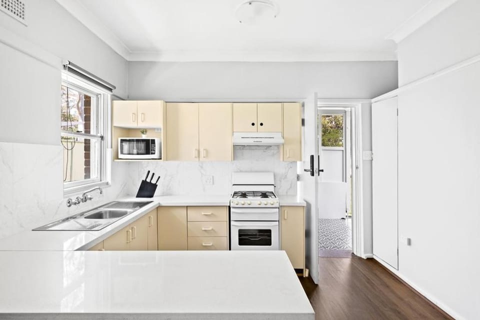 Classic Double Room - Centrally Located at Narwee - Shared Bathroom Bed and Breakfast in Sydney