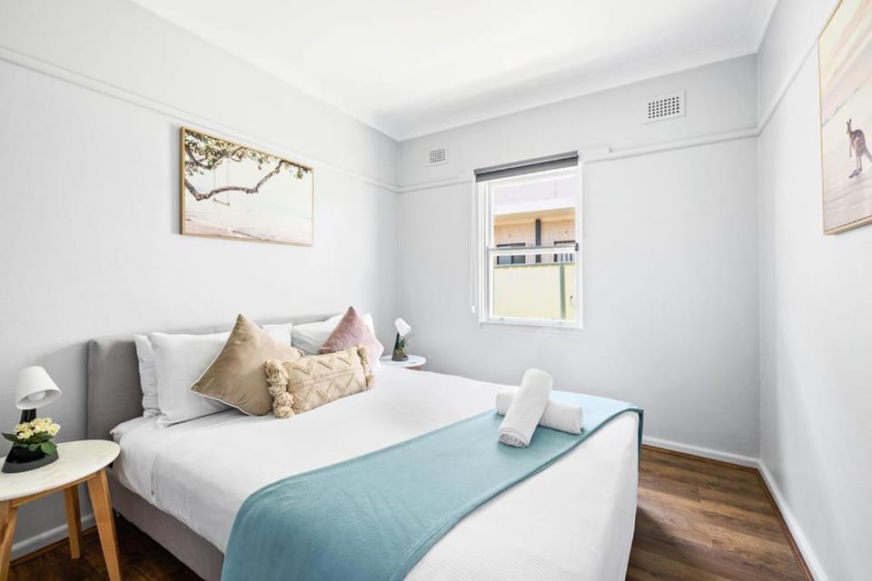 Cozy Queen Room in Narwee - Next to Stations & Shops - Shared Bathroom Bed and Breakfast in Sydney