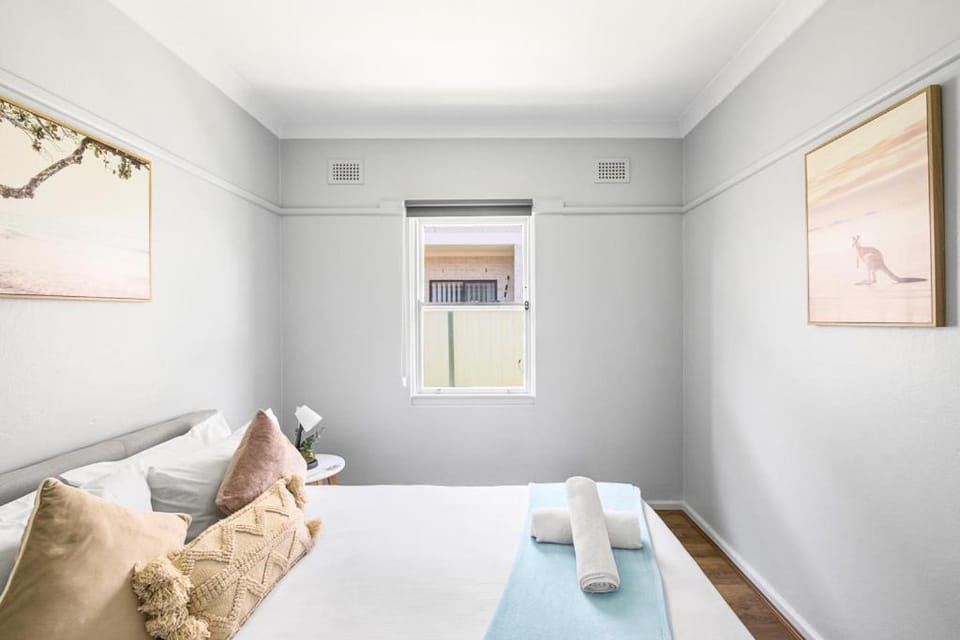 Cozy Queen Room in Narwee - Next to Stations & Shops - Shared Bathroom Bed and Breakfast in Sydney