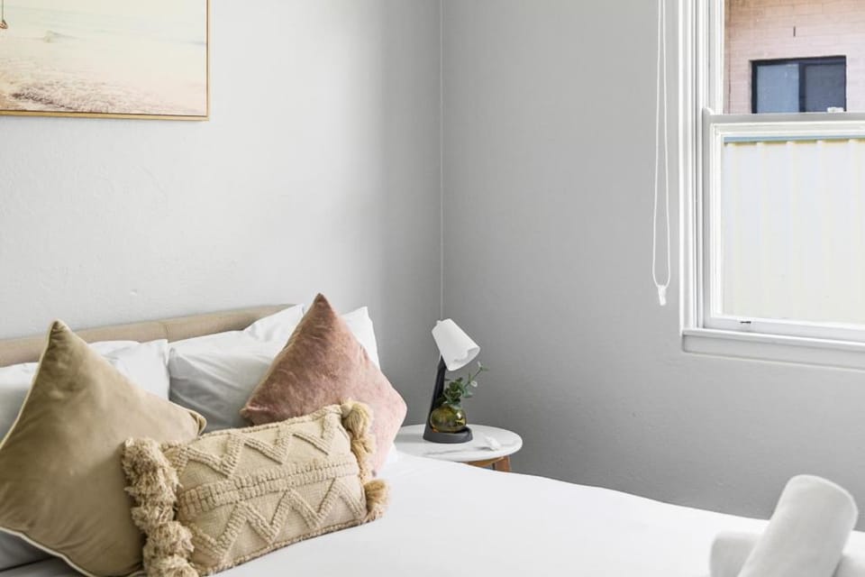 Cozy Queen Room in Narwee - Next to Stations & Shops - Shared Bathroom Bed and Breakfast in Sydney