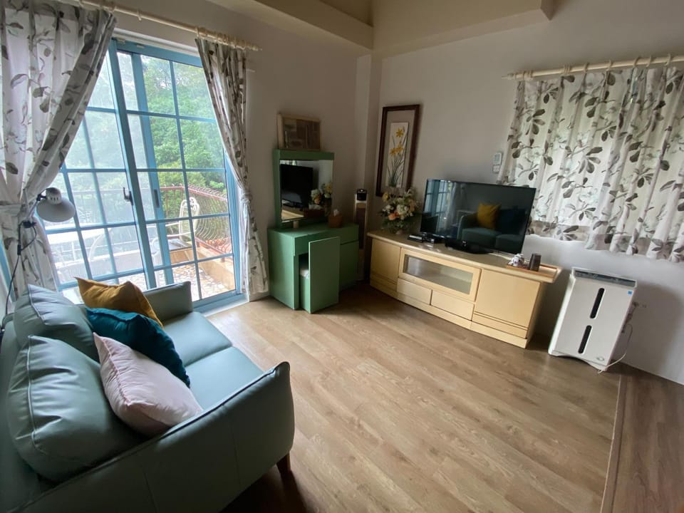 Communal lounge/ TV room, TV and multimedia, Living room, Seating area, Evening entertainment