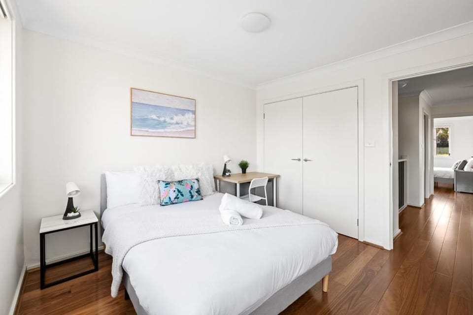 Luxe Double Room in Panania - Nearby Stations & Shops - Shared Bathroom Bed and Breakfast in Sydney