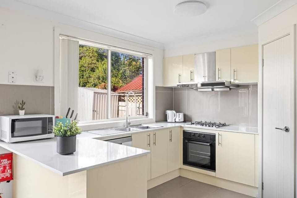 Luxe Double Room in Panania - Nearby Stations & Shops - Shared Bathroom Bed and Breakfast in Sydney