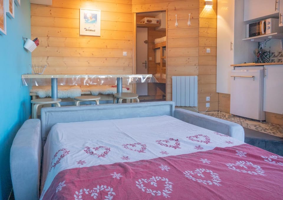 Bed, Living room, Seating area, internet