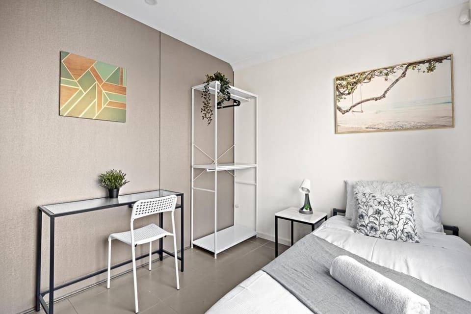 Cozy Single Room in Panania - Close to Station & Eateries - Shared Bathroom Bed and Breakfast in Sydney