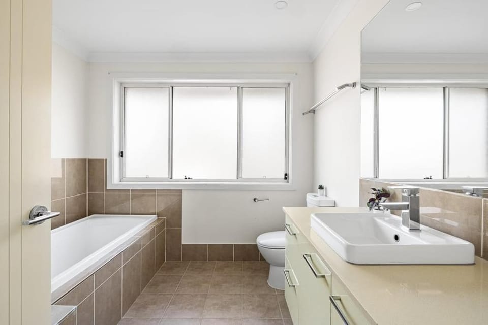 Cozy Single Room in Panania - Close to Station & Eateries - Shared Bathroom Bed and Breakfast in Sydney