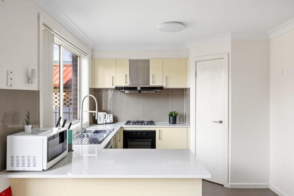 Cozy Single Room in Panania - Close to Station & Eateries - Shared Bathroom Bed and Breakfast in Sydney