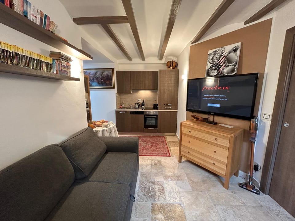 Superbe studio entièrement équipée à 1min de la mer à pieds. Menton CENTRE Apartment in Menton
