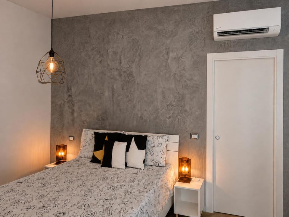 Photo of the whole room, Bedroom, furniture
