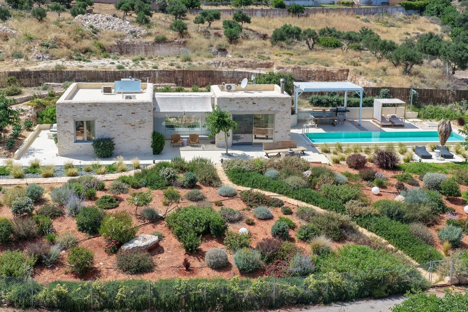 Property building, Day, Natural landscape, Bird's eye view, Garden, Garden view, Pool view, Swimming pool