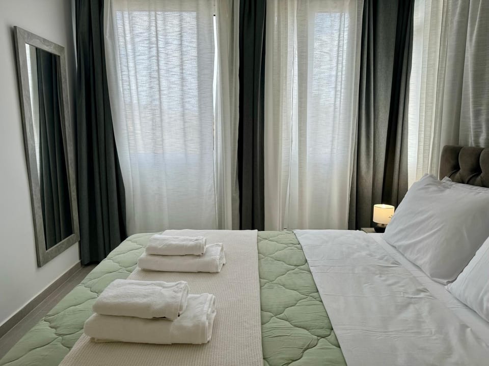 Bed, Photo of the whole room, Bedroom, towels