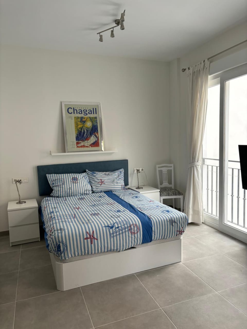 Bed, TV and multimedia, Bedroom