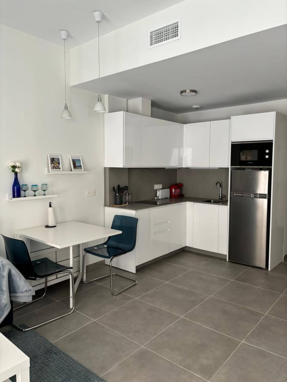 Coffee/tea facilities, Kitchen or kitchenette, Dining area, dishwasher, oven, stove, toaster