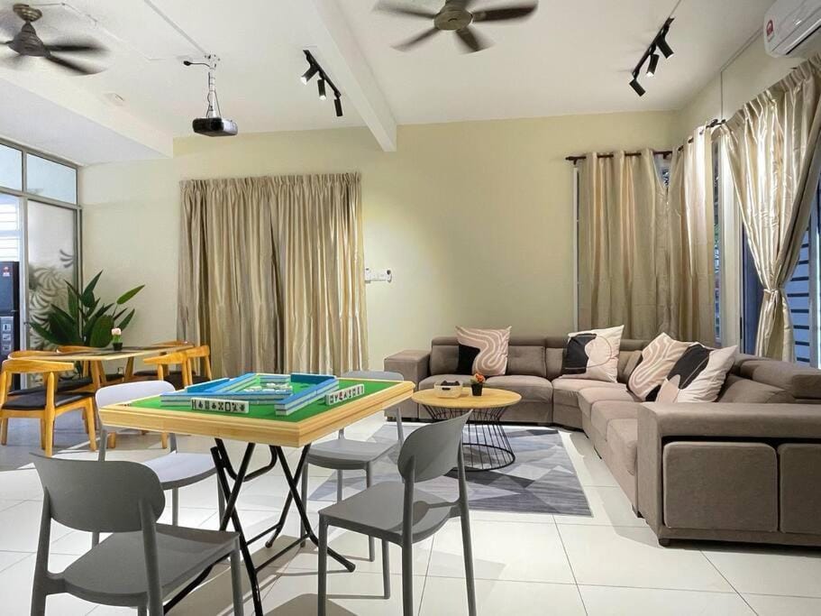 Heliconia Home 17 Pax AEON Tebrau JB House in Johor Bahru