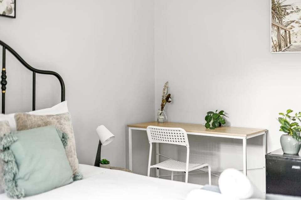 Cozy Queen Room - Nearby Transport & Shop - Shared Bathroom Bed and Breakfast in Sydney