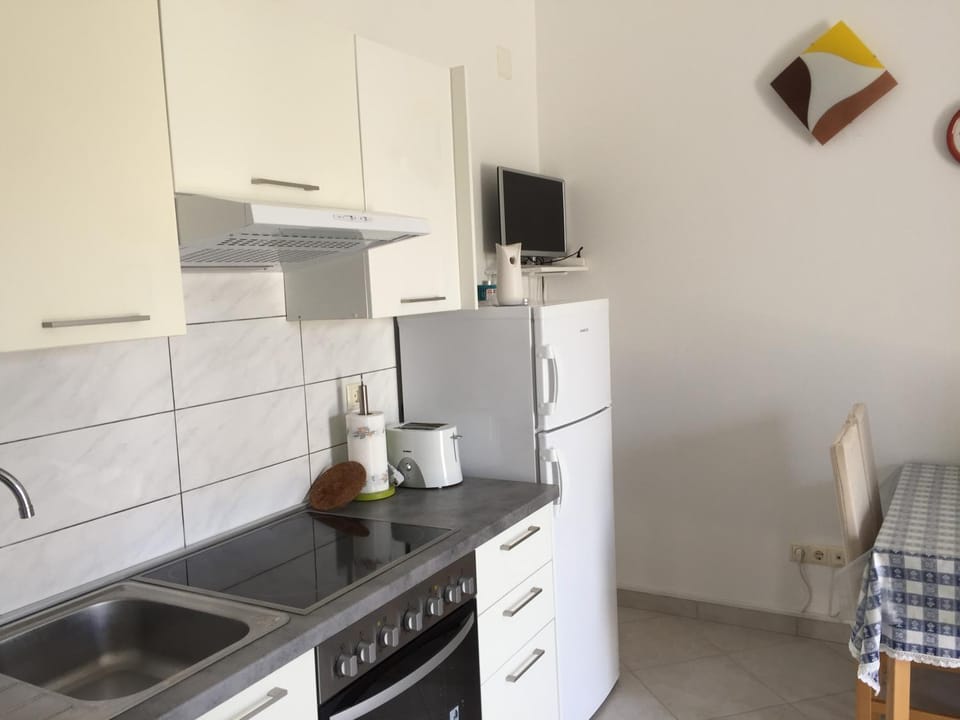 TV and multimedia, Kitchen or kitchenette, dishwasher, minibar, oven, stove