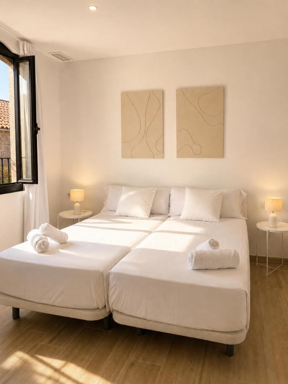 Photo of the whole room, Bedroom, towels