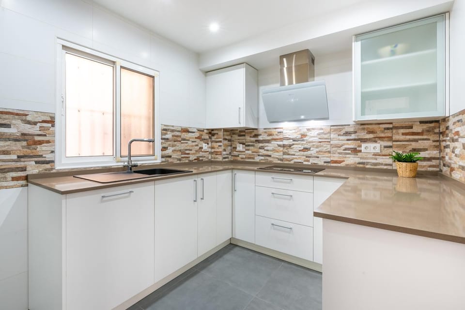 Kitchen or kitchenette, dishwasher, stove