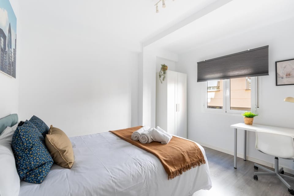Bed, Photo of the whole room, Bedroom, towels
