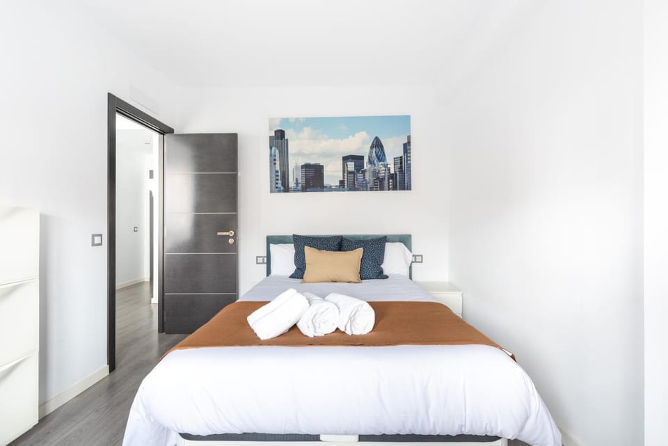 Bed, Photo of the whole room, Bedroom, towels