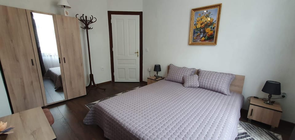 Bed, TV and multimedia, Bedroom, wardrobe