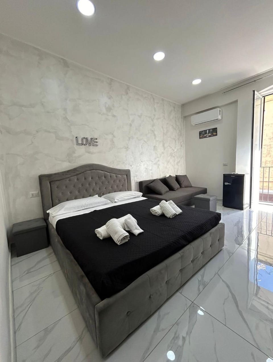 Bed, Photo of the whole room, Bedroom, towels