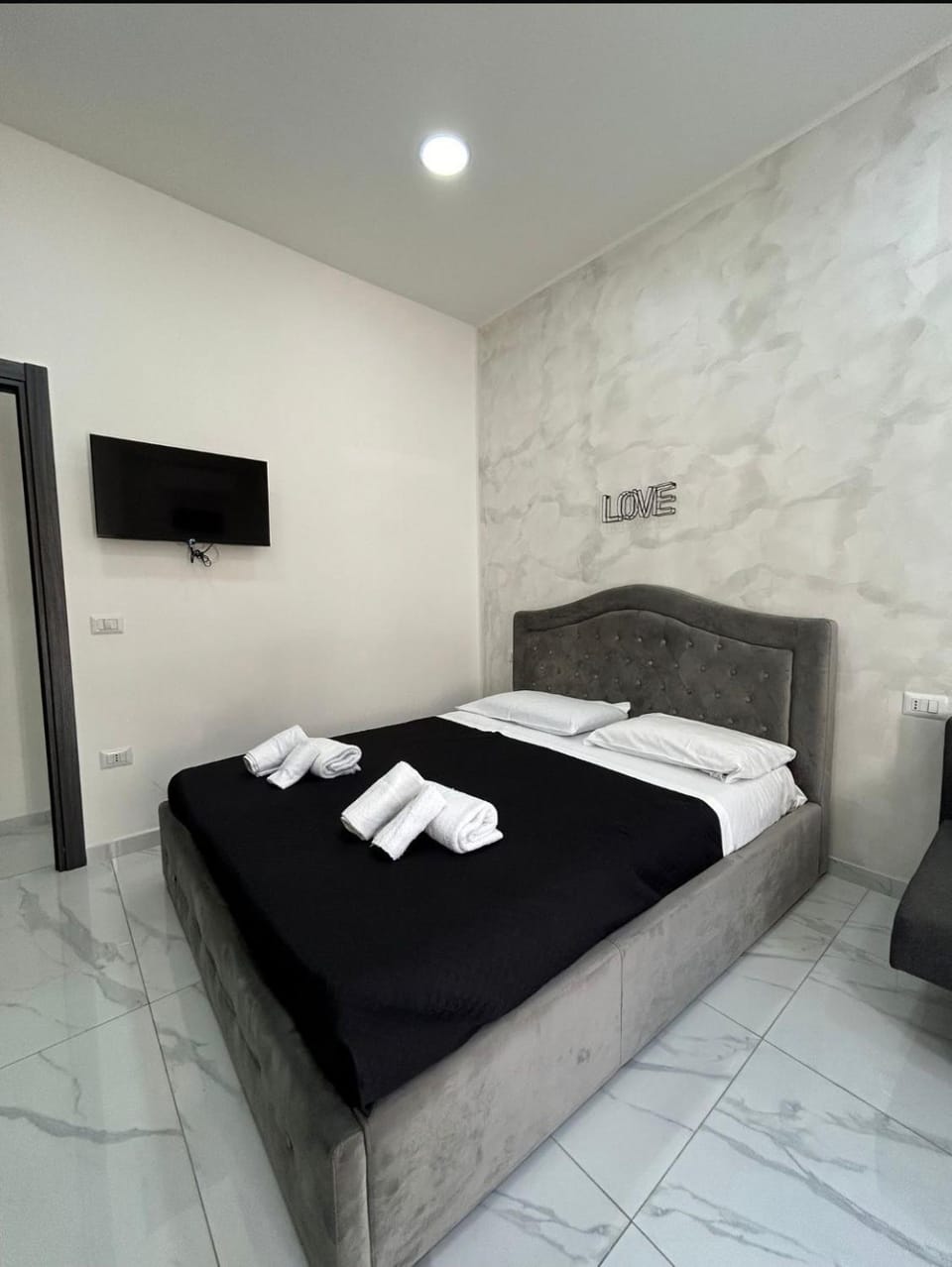 Bed, TV and multimedia, Photo of the whole room, Bedroom, towels