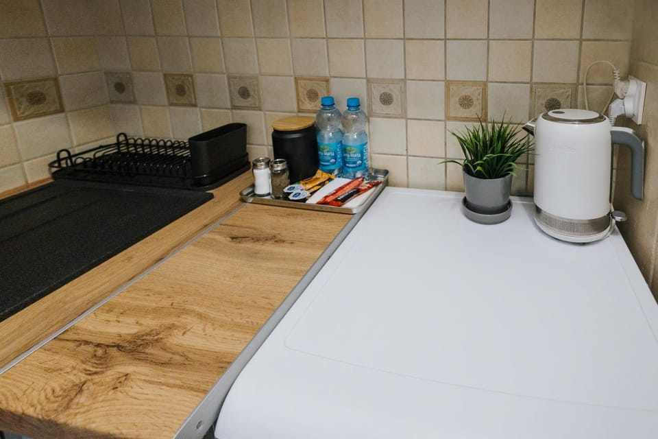 Coffee/tea facilities, Kitchen or kitchenette, stove