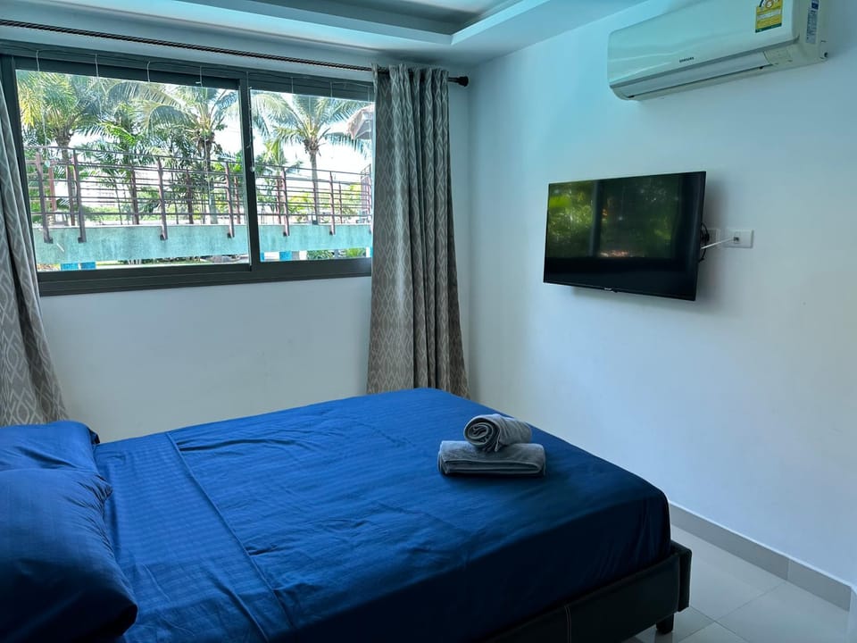 Bed, TV and multimedia, Bedroom, towels, air conditioner