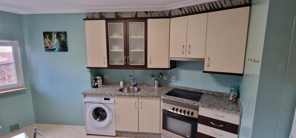 Coffee/tea facilities, Kitchen or kitchenette, oven, stove, toaster, washing machine
