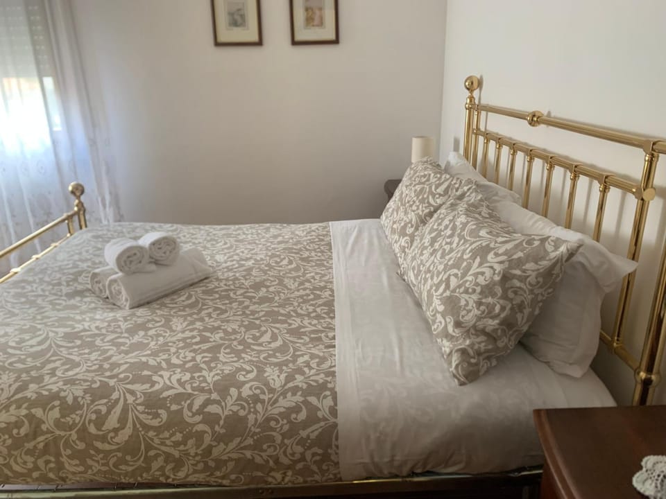 Bedroom, towels