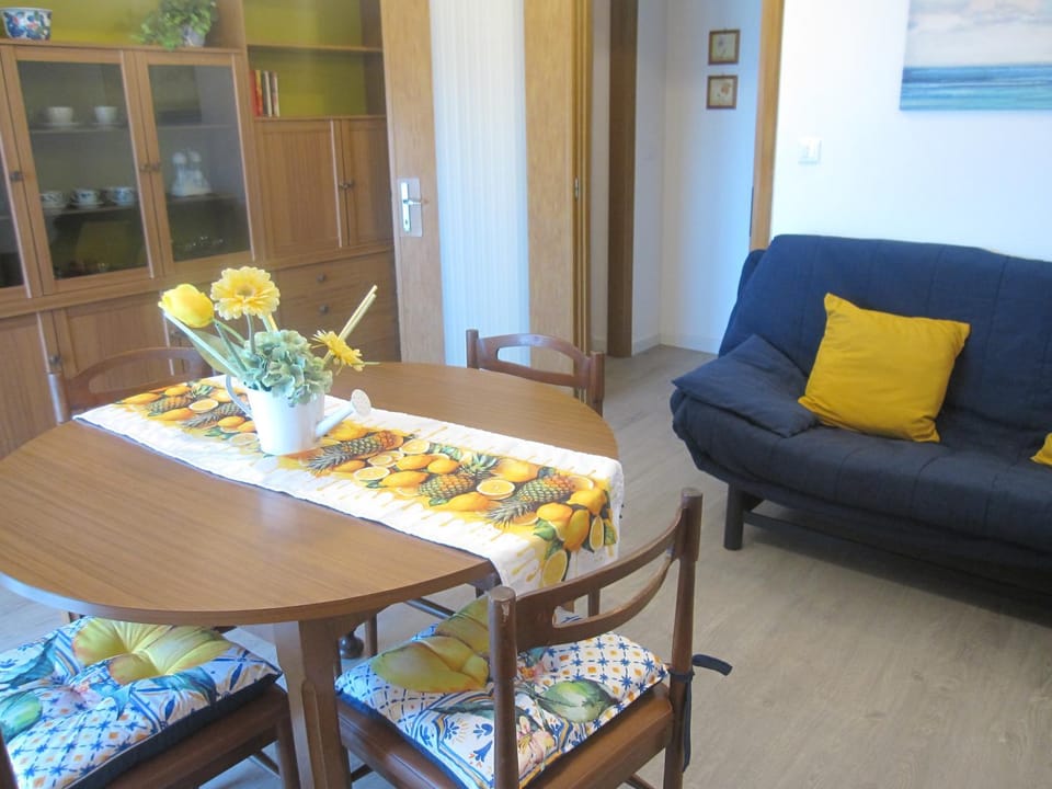 Bed, Living room, Seating area, Dining area