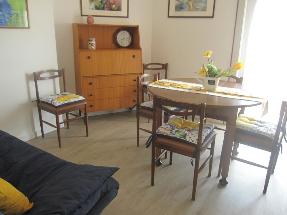 Bed, Living room, Seating area, Dining area