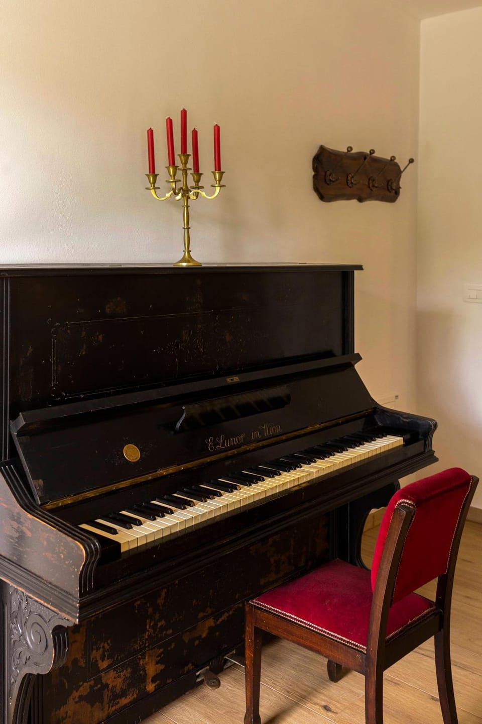 Living room, Decorative detail, Decorative detail, Entertainment