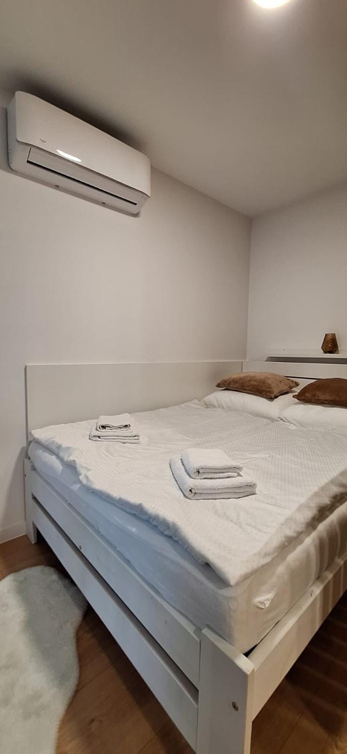 Bedroom, air conditioner