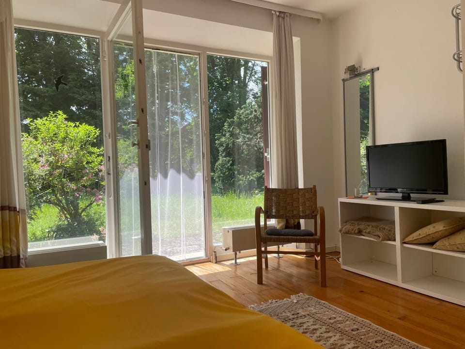TV and multimedia, Photo of the whole room, Bedroom
