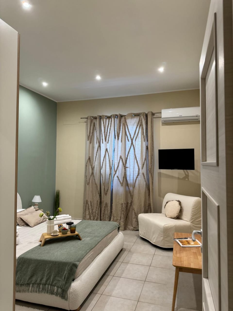 Bed, Photo of the whole room, Bedroom, towels, air conditioner